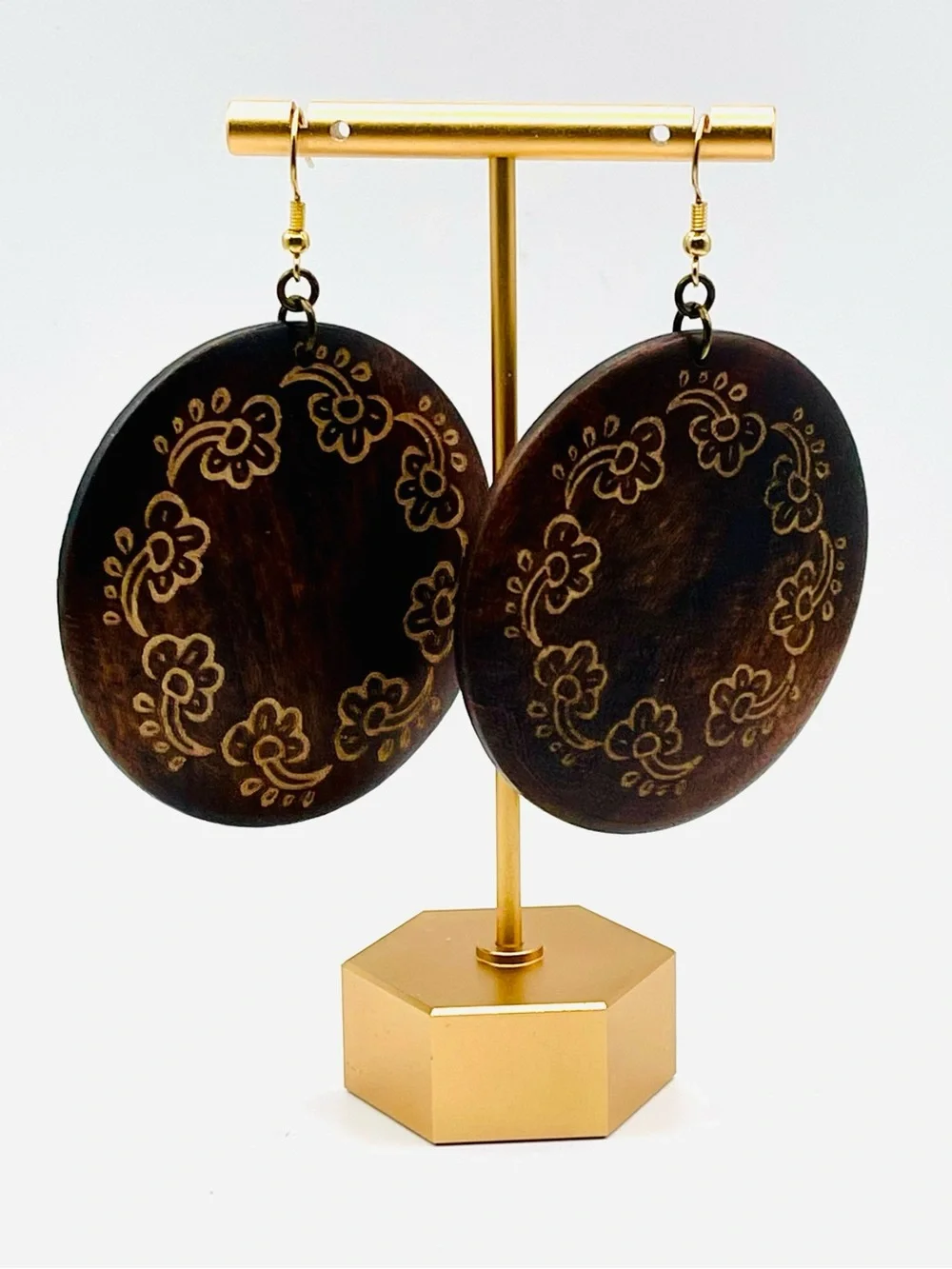Vtg Boho Round Dark Brown Engraved Wooden Drop Dangle Earrings Floral Wreath